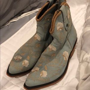 Ladies Baby Blue shortie cowboy boots - new - 8.5